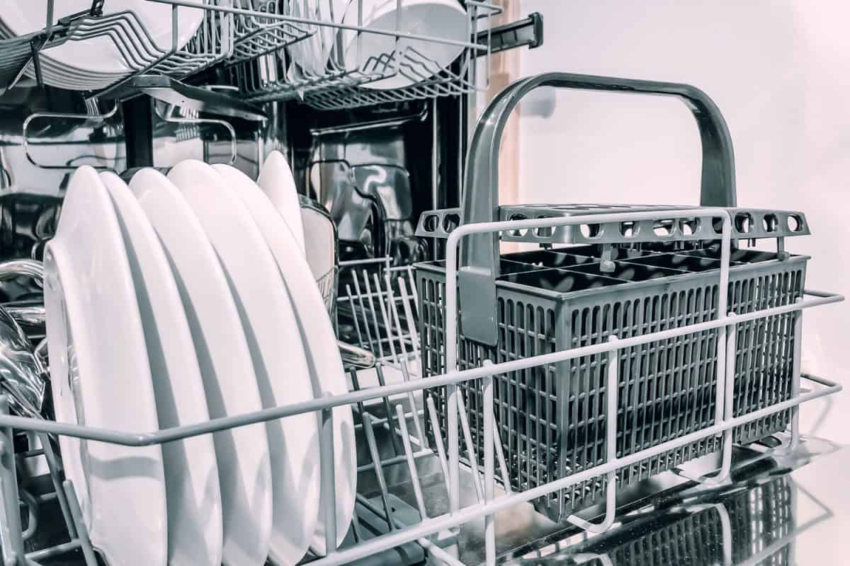 洗碗机里新洗的盘子