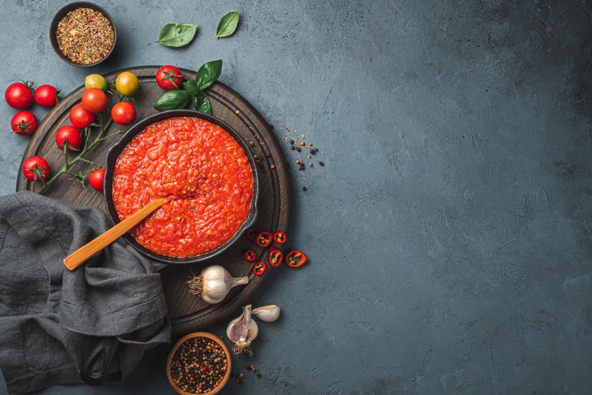 面酱制成西红柿和欧芹