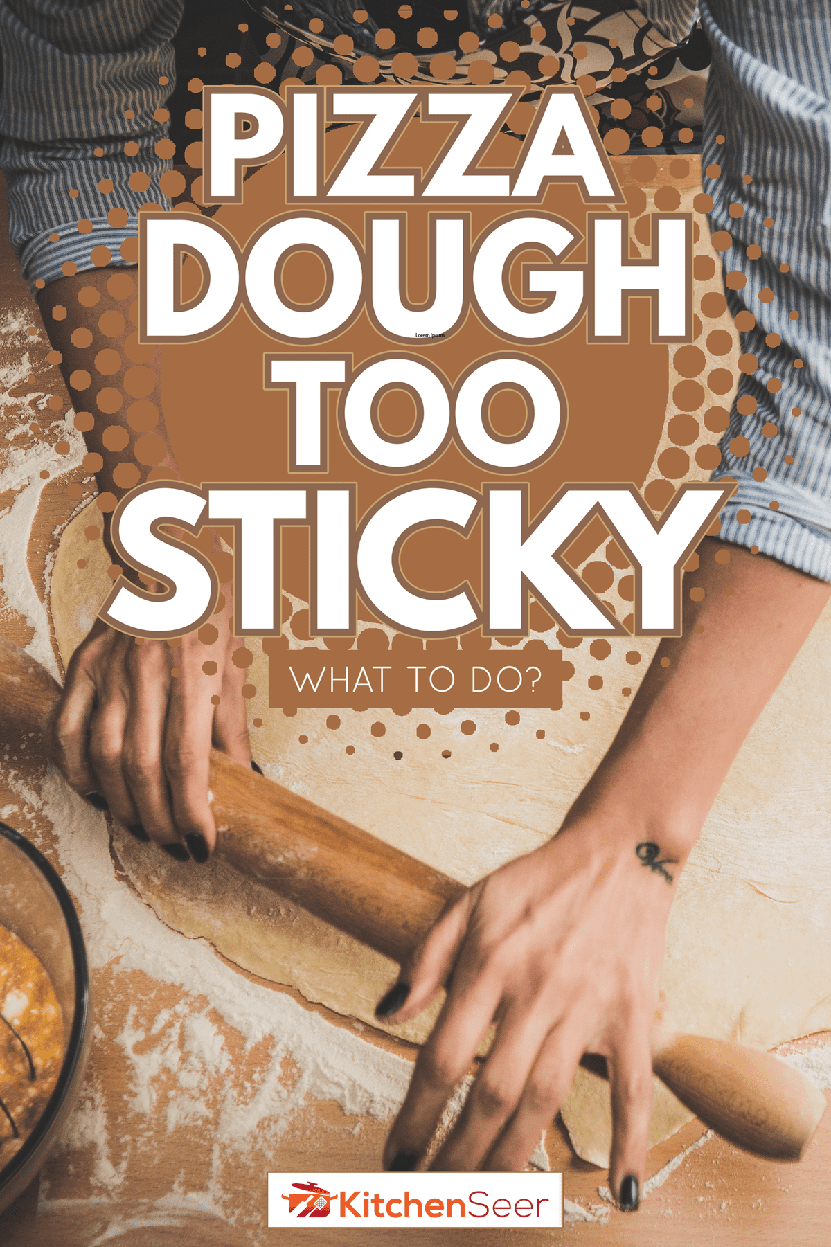 照片的面包师揉面团用擀面杖手工卷-比萨面团太粘-该怎么做”width=