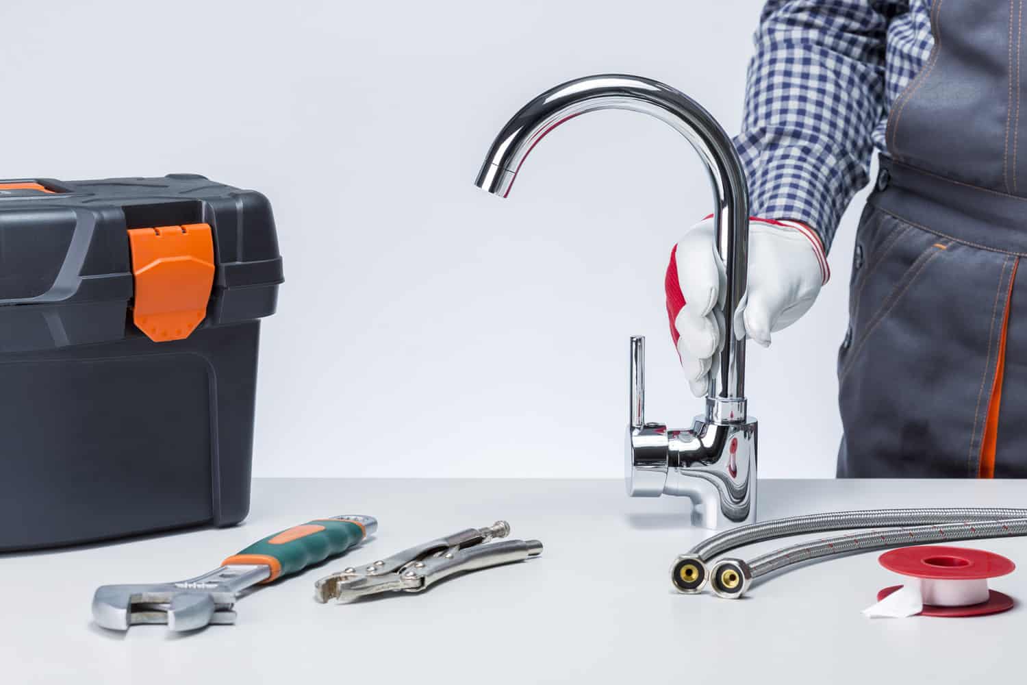 水管工和水龙头,工具箱的工具和配件放在桌子上。管道服务理念。没有水龙头。