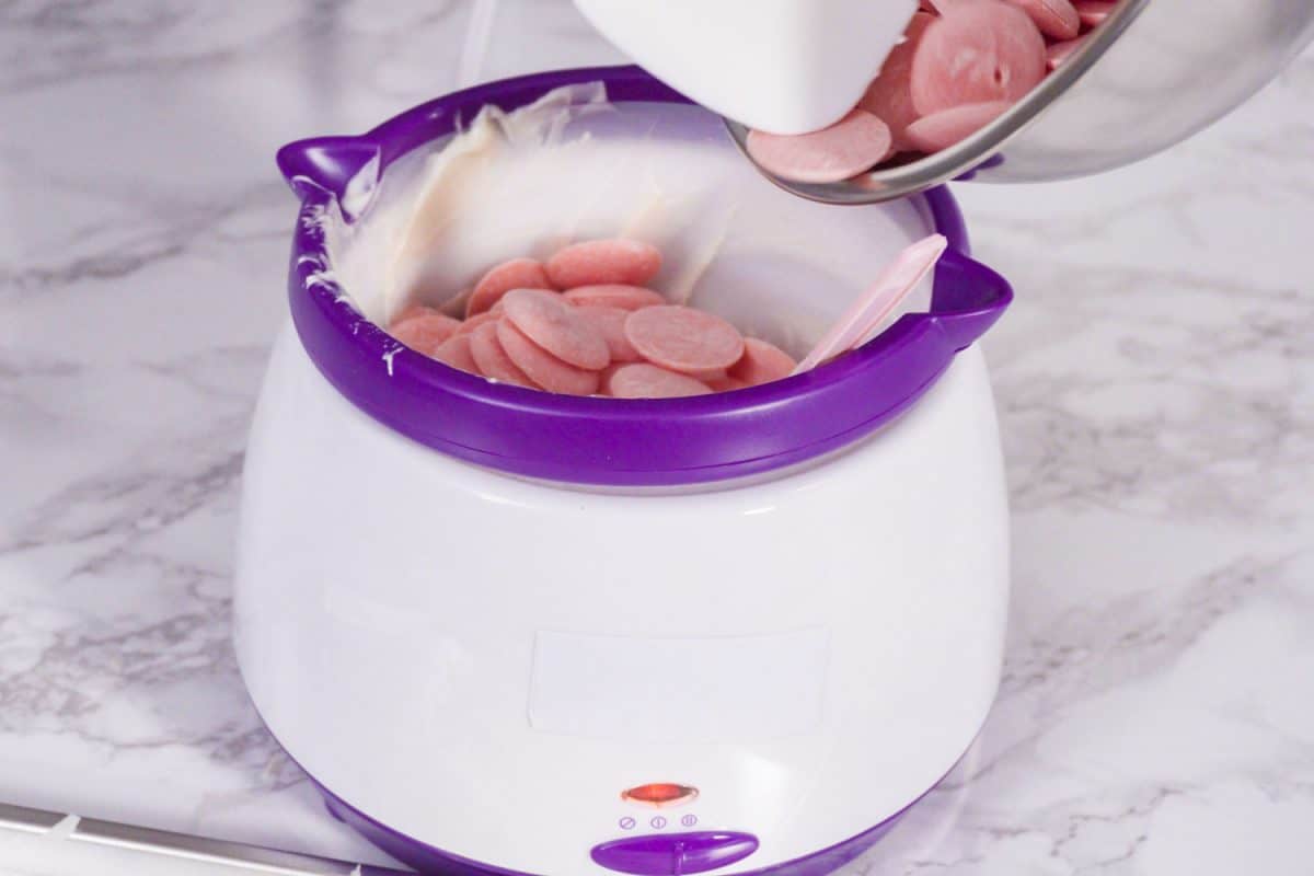 倒一杯装满了糖果放到一个小锅