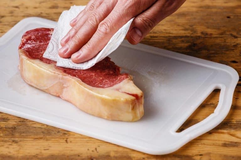 生肉牛排枯竭多余的水分用纸巾,如何拍干鸡和肉(Inc .)没有纸巾)