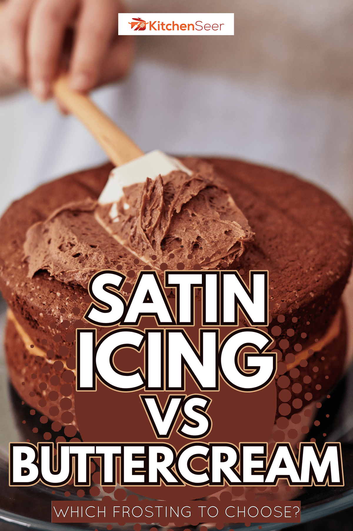 这张照片拍摄的是一位面面相认的女士在家里刚烤好的巧克力蛋糕上涂奶油——缎面糖霜Vs奶油糖霜:选择哪种糖霜