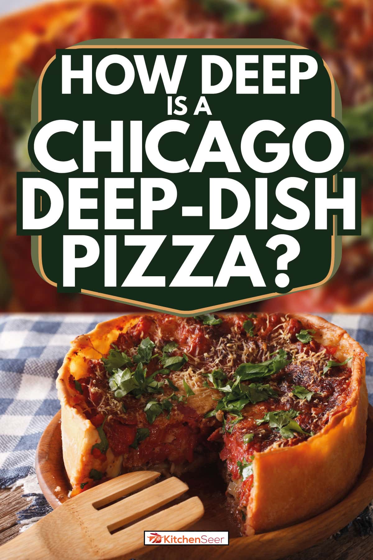 切片芝加哥风格深盘披萨特写镜头在盘子里放在桌子上。芝加哥深盘披萨有多深