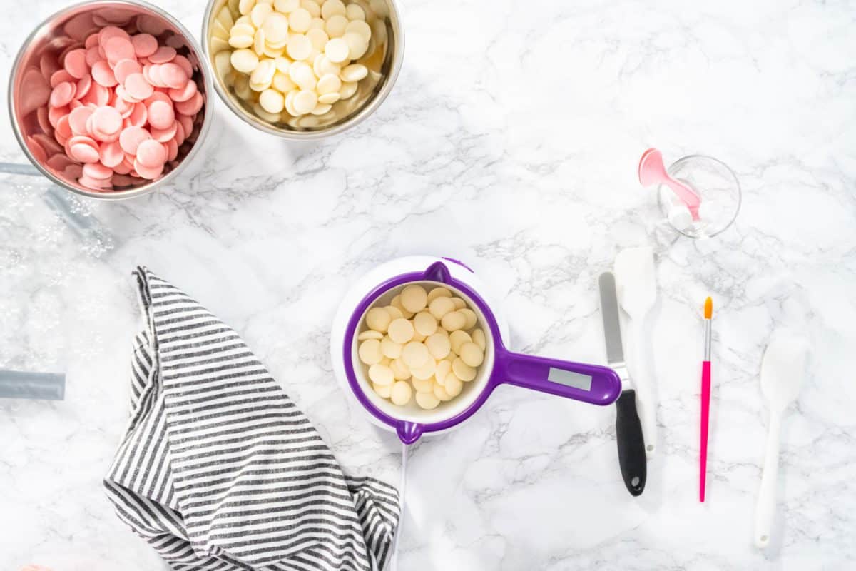 不锈钢碗和电熔炉装满了糖果