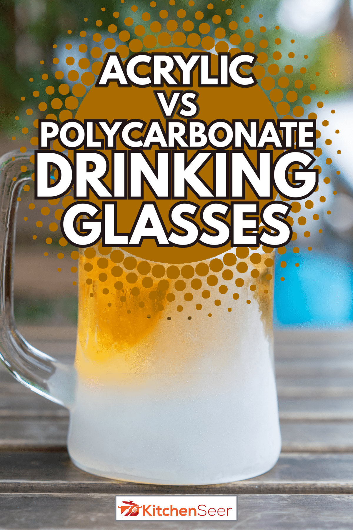 冰冻的冷光杯啤酒在酒吧木桌上,丙烯酸与聚碳酸酯酒杯的选择