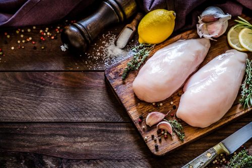 阅读更多关于如何让调味料粘在鸡肉上的文章