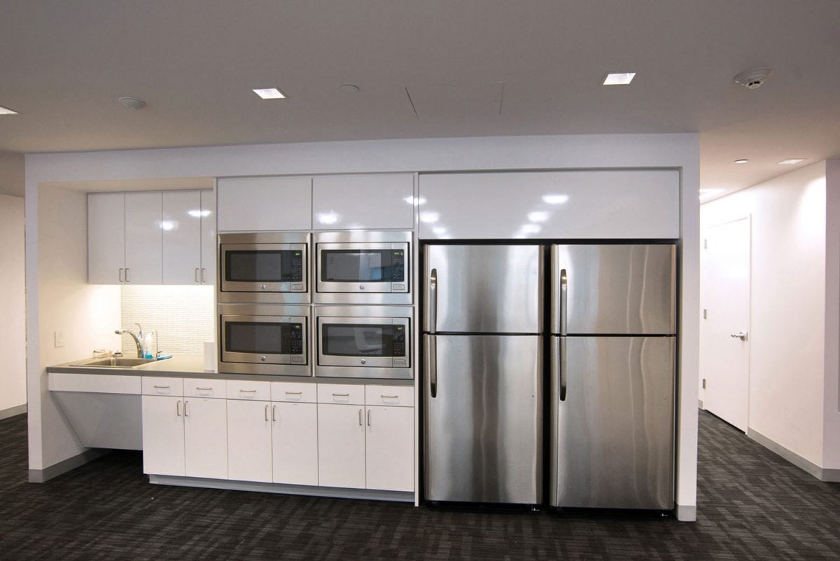 厨房里有两个单门冰箱雷电竞官网网址