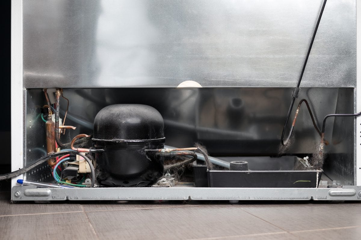 与压缩机的冰箱背后凝结