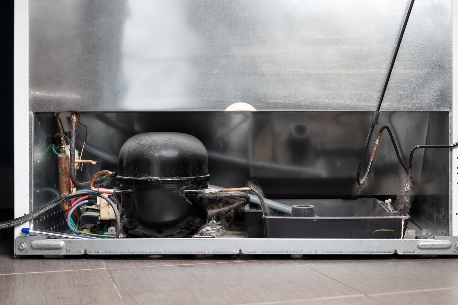 与压缩机的冰箱背后凝结