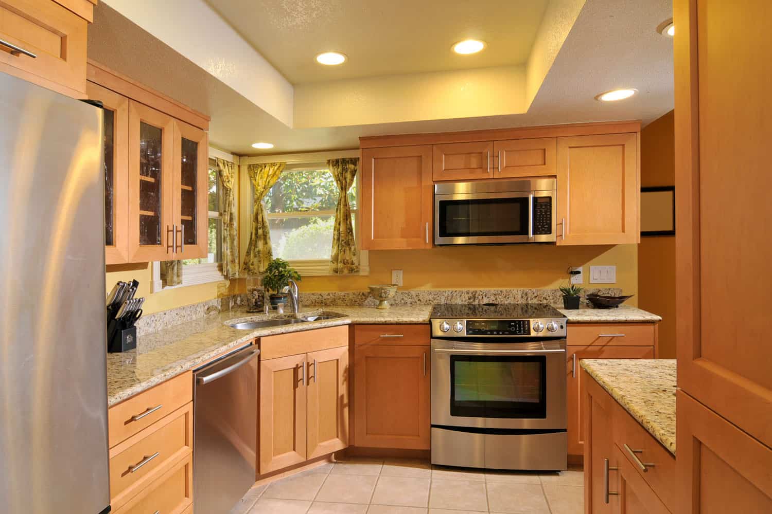 温暖的木豪华式厨房雷电竞官网网址