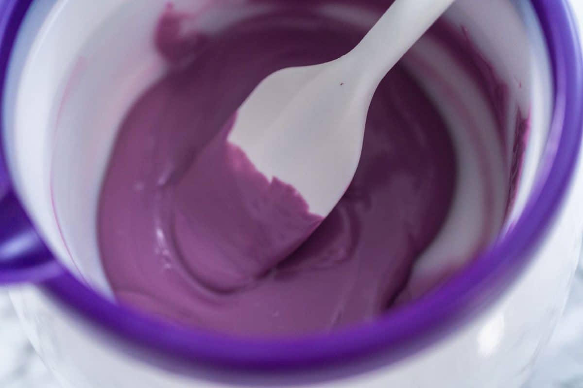 鞭打一满杯融化的糖果