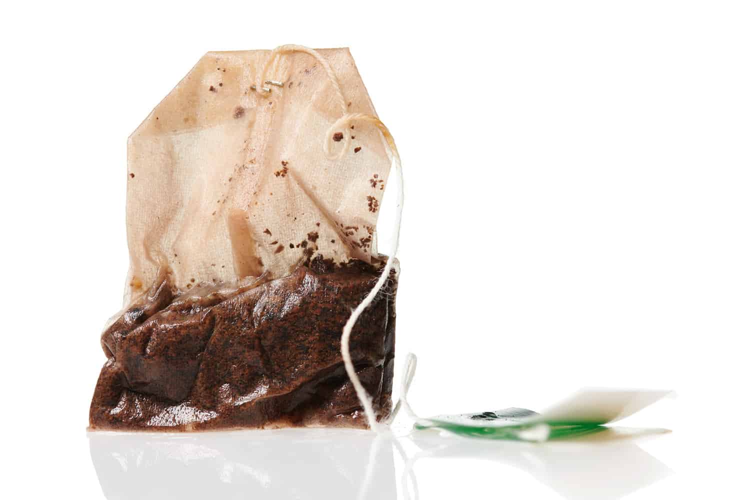 一个使用茶包，微距照片高细节，孤立的对象在白色背景