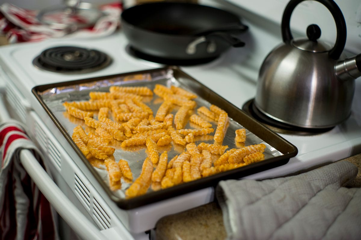 有锡纸衬里的烤盘