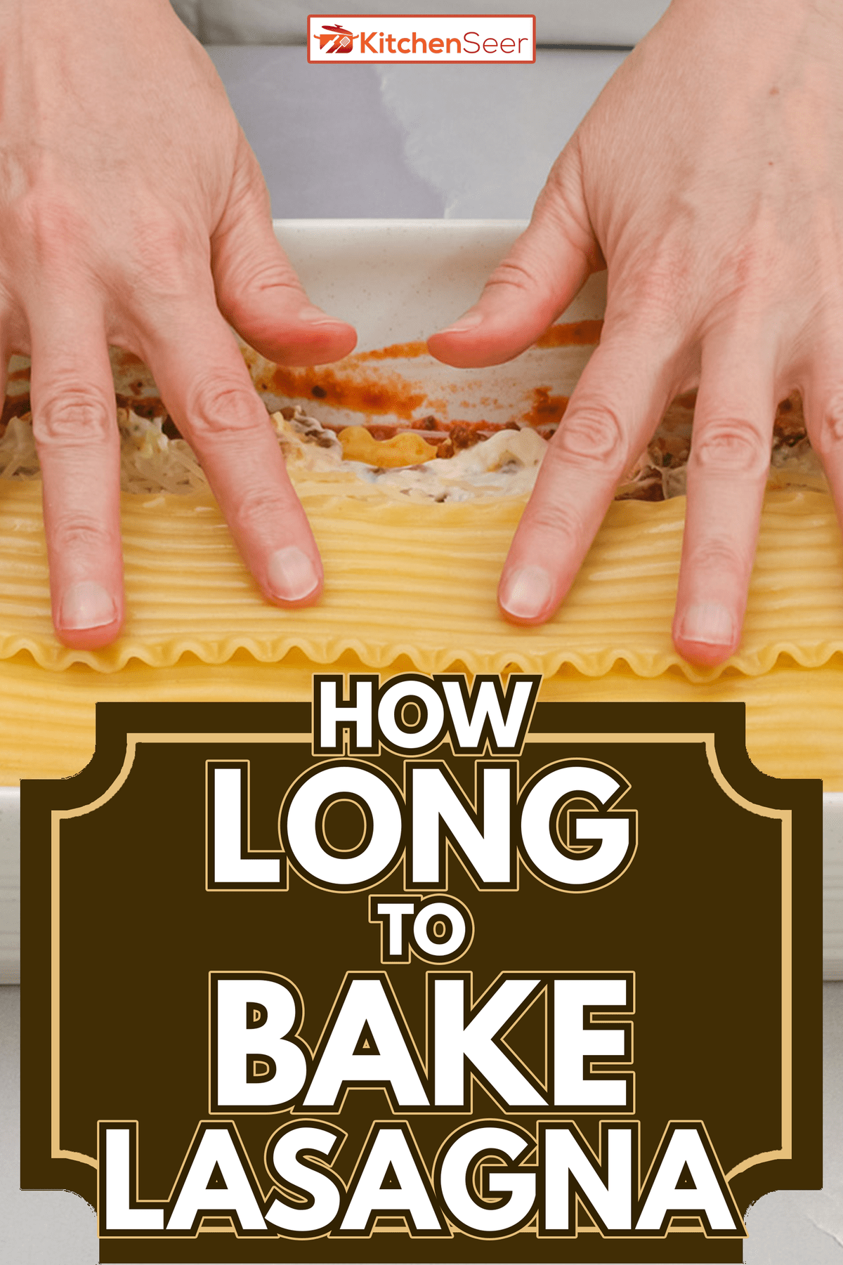 牛肉烤宽面条一步一步的配方。层烤宽面条面条。关闭前视图,女人的手,大理石餐桌背景——多长时间烤宽面条雷电竞官网网址