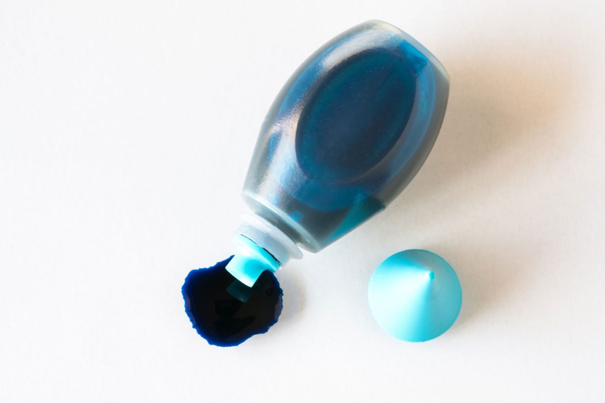 白色背景上的蓝色液体食用色素