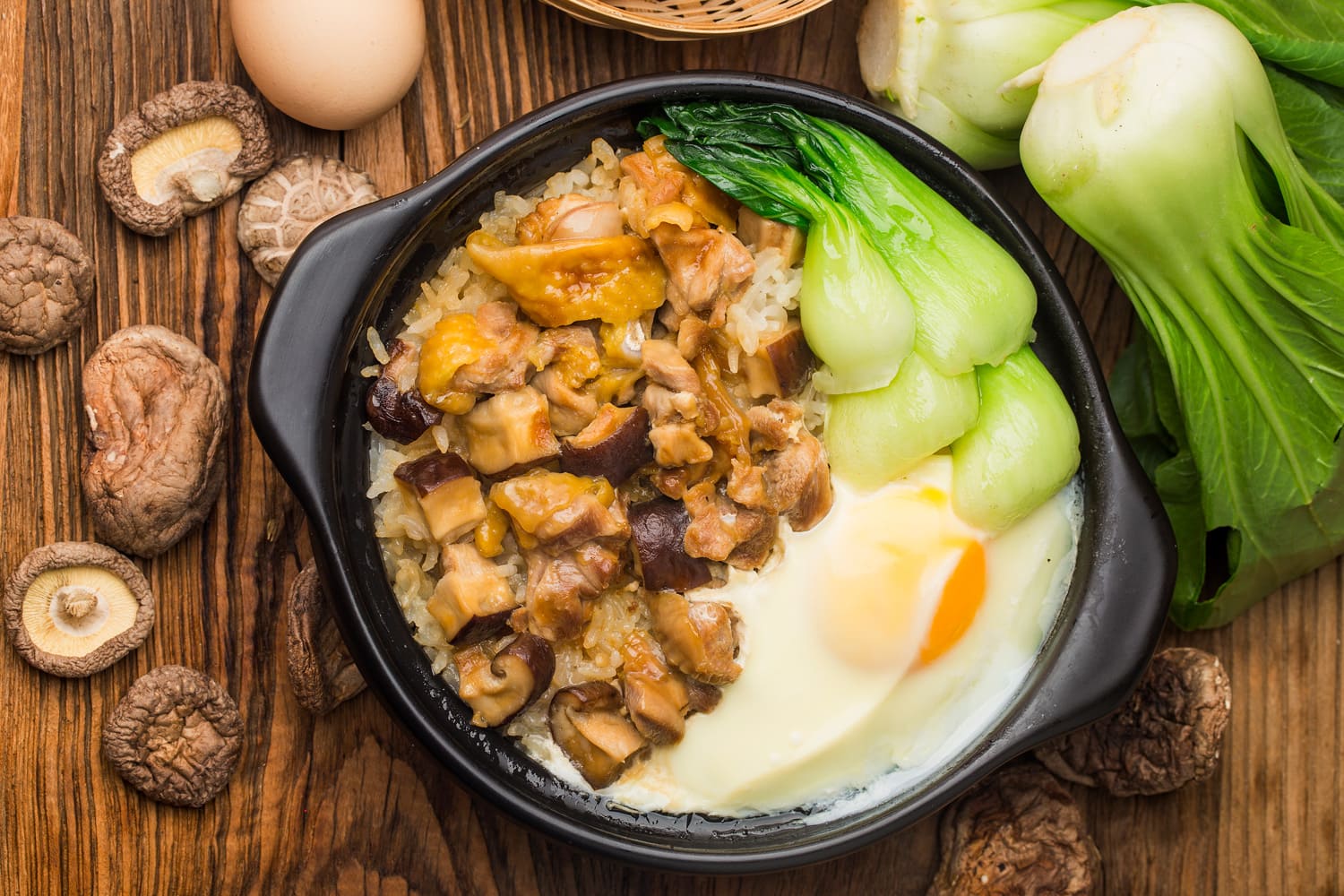 广东风格饭鸡肉和蘑菇”width=