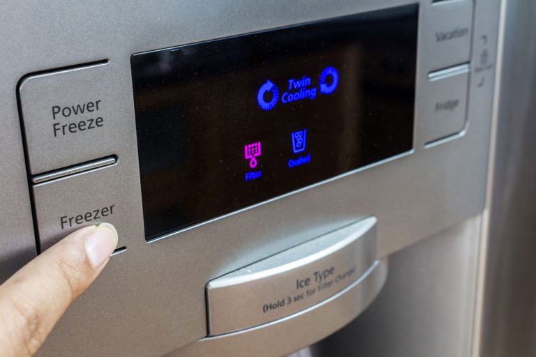 细节与冰箱冰箱的厨房电器,如何重置一个漩涡制冰机雷电竞官网网址