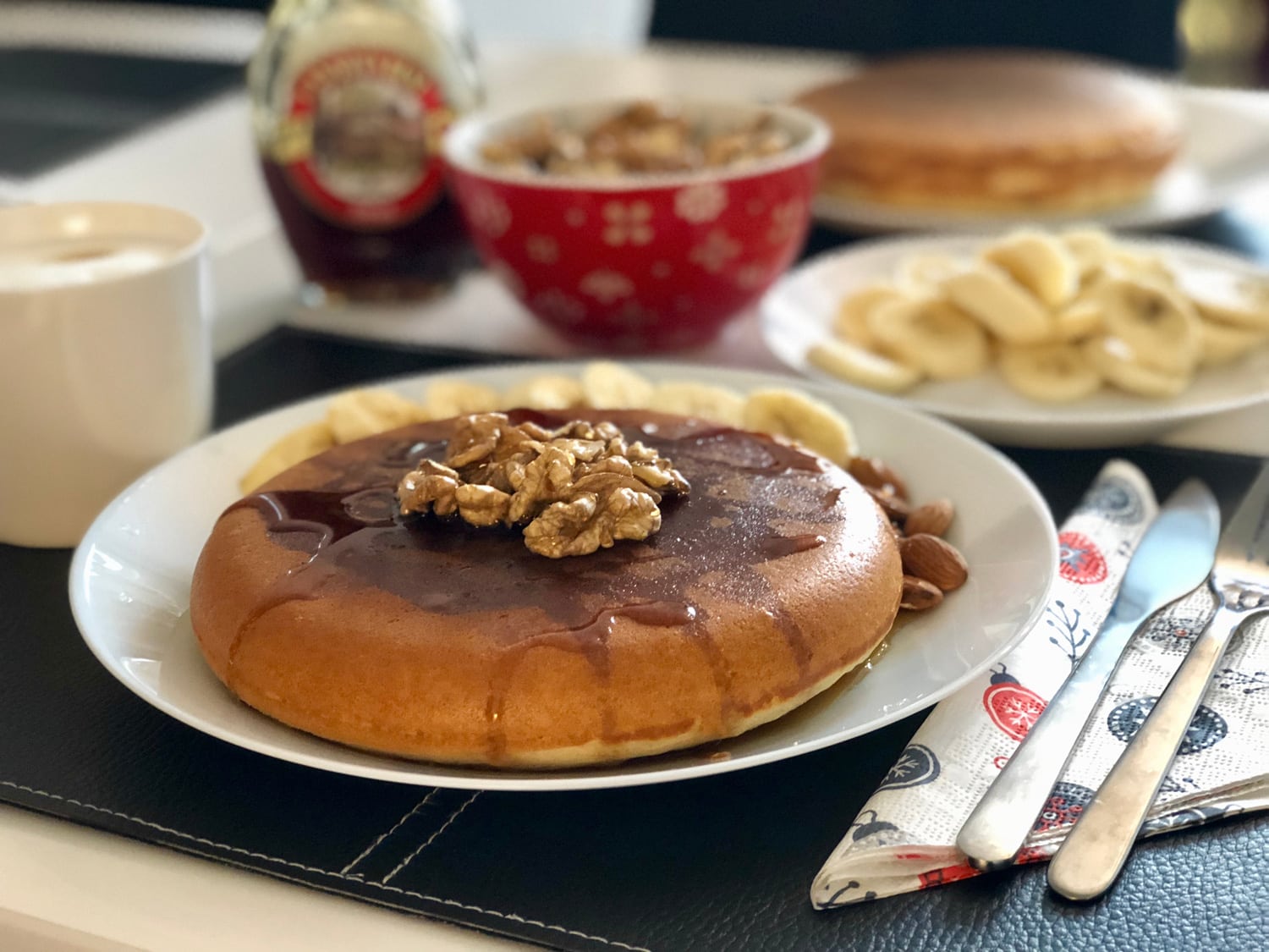 蓬松的大煎饼早餐是最好的”width=