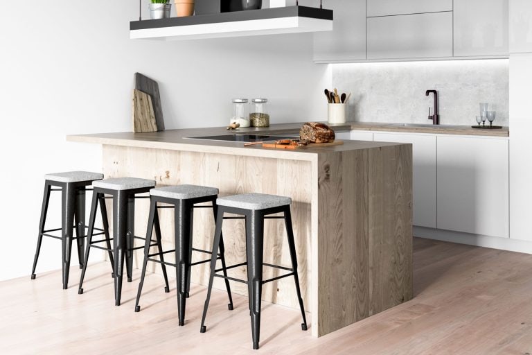 四个金属酒吧凳匹配早餐酒吧与白色厨房橱柜,橱柜,什么颜色的油漆与米色瓷砖在厨房里吗?雷电竞官网网址(14好主意!)