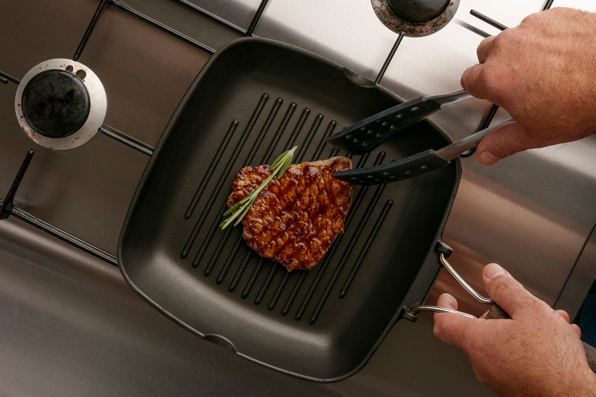 煎传统的美味牛排