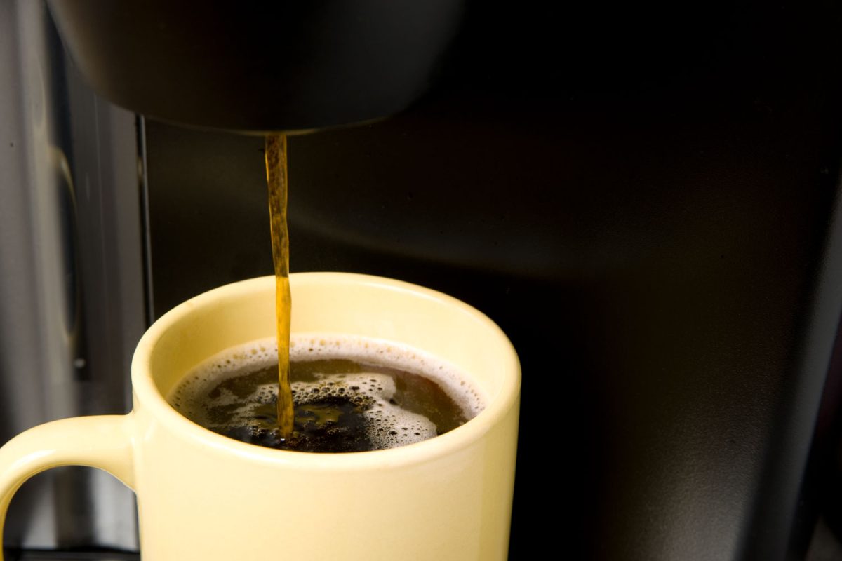 从咖啡机里拿一杯甜咖啡