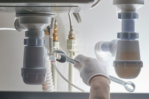 阅读更多关于如何拧紧水槽下的厨房水龙头螺母的文章雷电竞官网网址