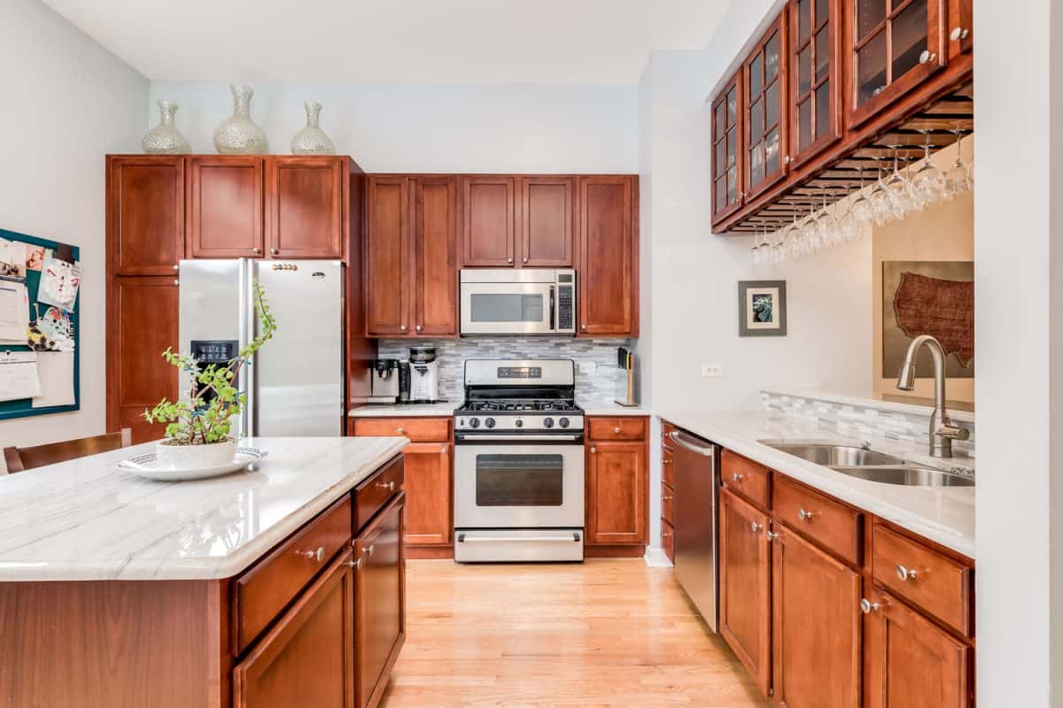 匹配白色的墙画在一个厨房用枫木橱柜,橱柜白色早餐酒吧雷电竞官网网址