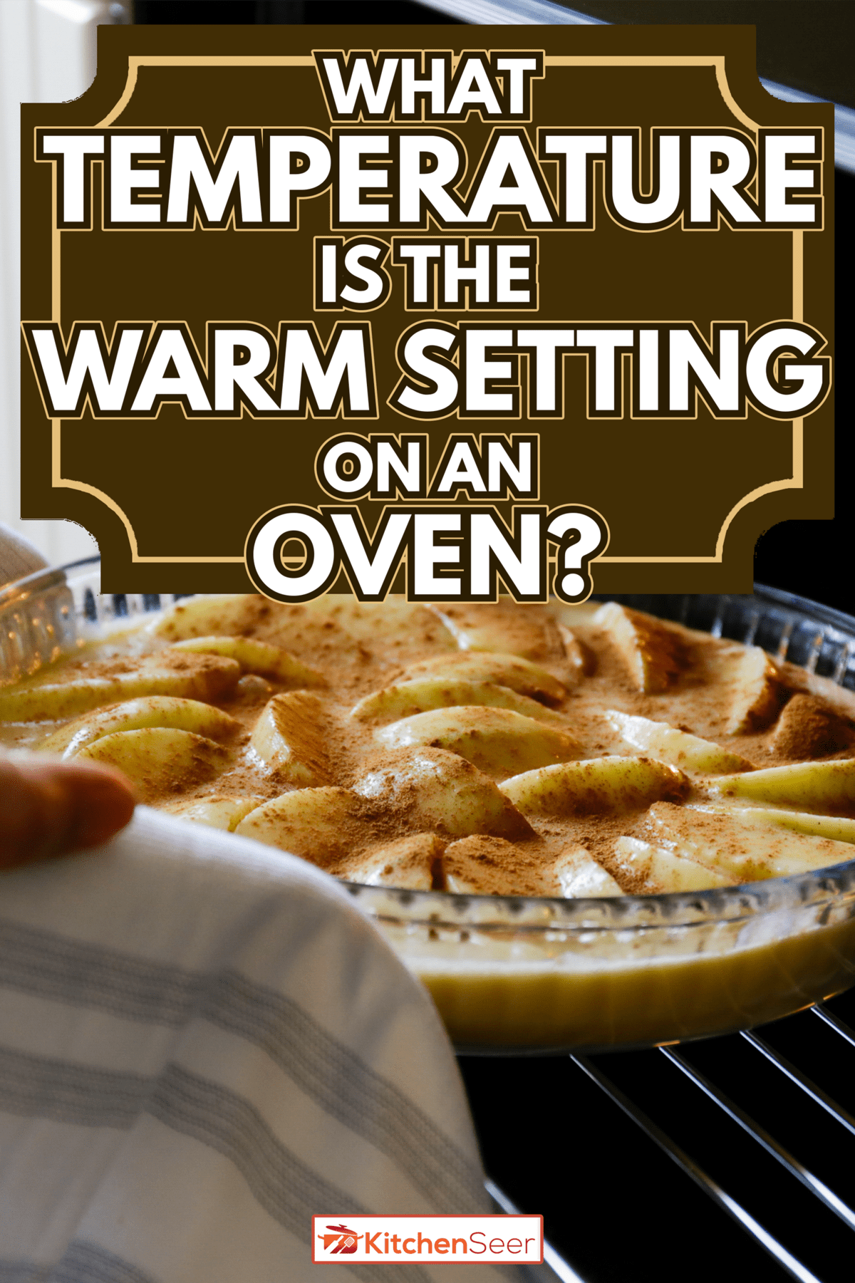 传统的烹饪过程和肉桂酸与有机苹果。裁剪的女人的手把馅饼在电炉-烤箱温度是温暖的设置