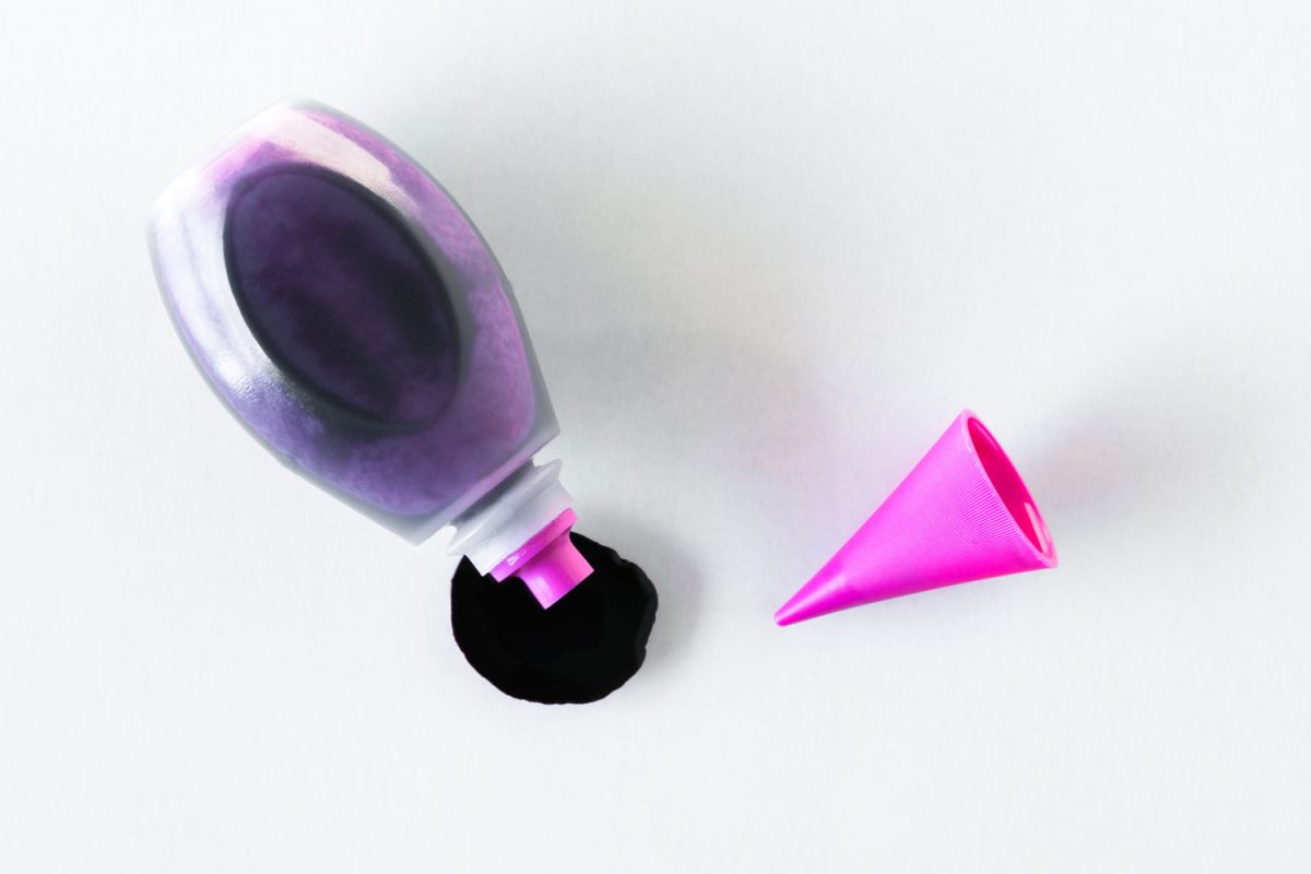 白色背景上的粉色液体食用色素