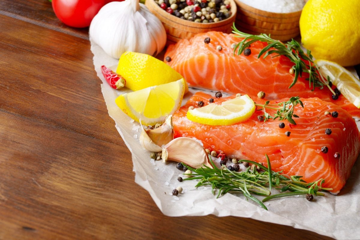 三文鱼在烤箱里烤之前淋上胡椒粒、牛至和青柠，鱼应该烤多久?