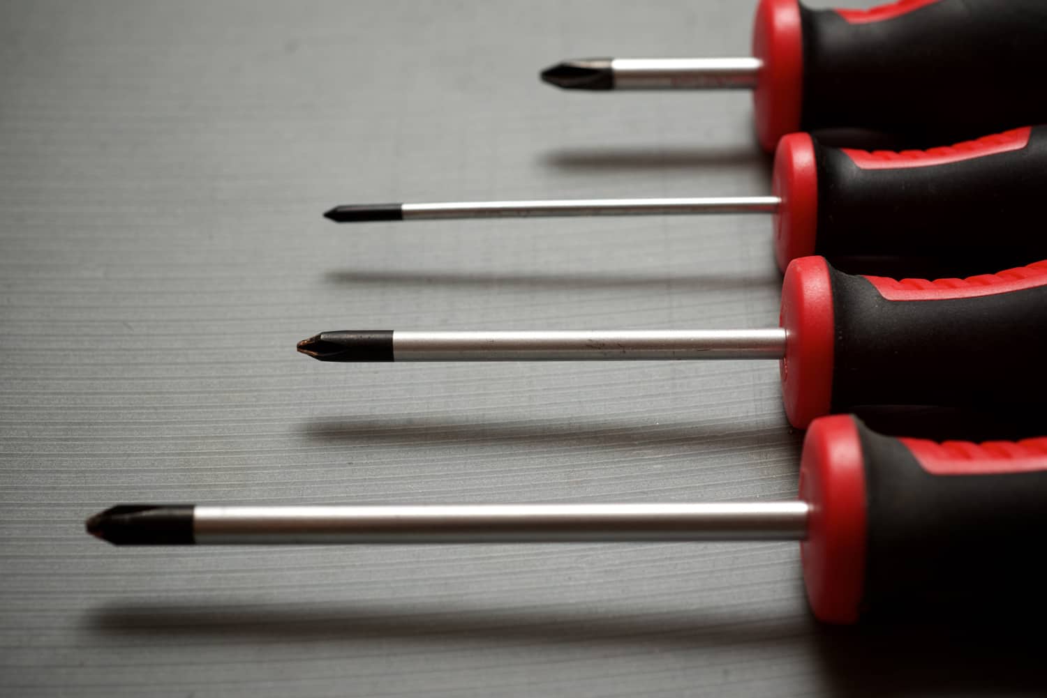 一块石头桌子上螺丝刀