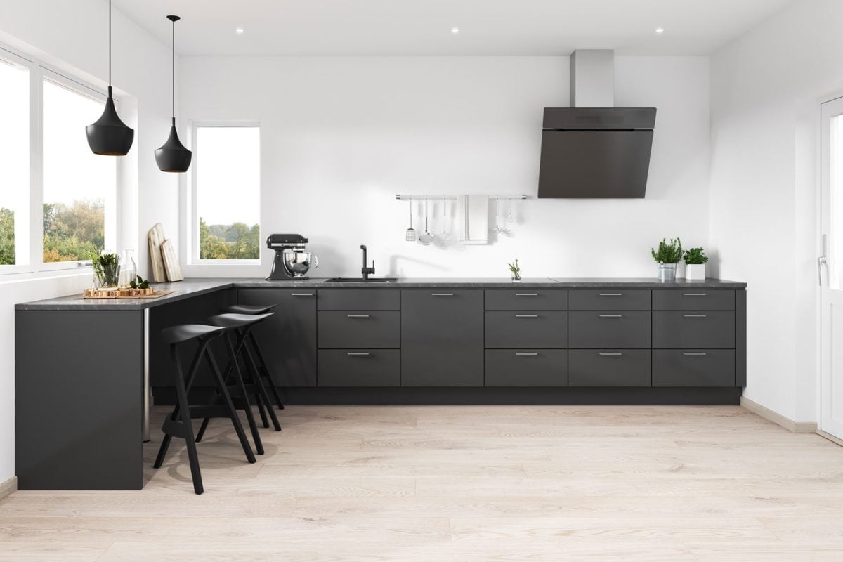 超豪华的厨房用黑色铝厨柜与酒吧凳雷电竞官网网址和白墙画