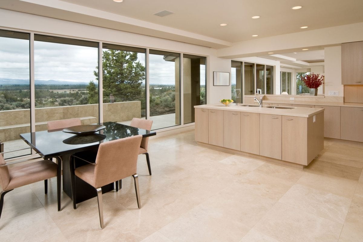 超宽敞的现代开放空间和豪华的房子,有巨大的窗户,米色瓷砖地板和黑色与布朗餐桌餐椅雷竞技下载app官网