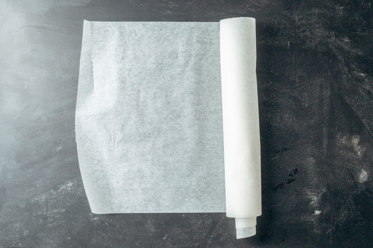 面团桌子上摊开羊皮纸