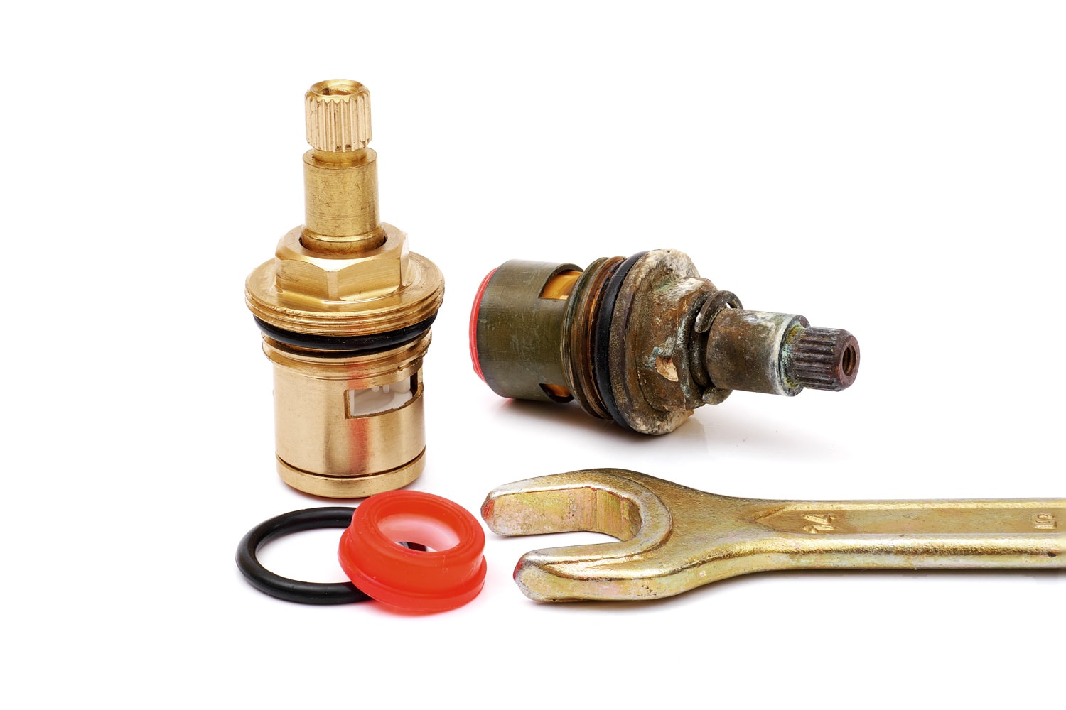 全新和使用陶瓷盘墨盒,垫圈和扳手孤立在白色背景”width=