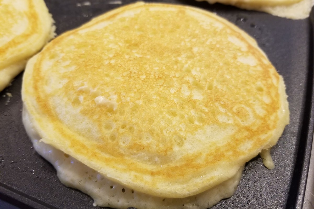 棕色的煎饼煮好了，快完成了