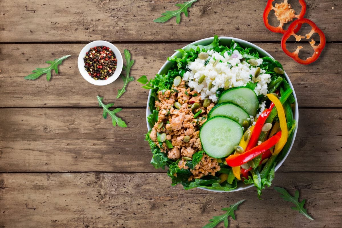 一碗土耳其、莴苣、黄瓜和米饭