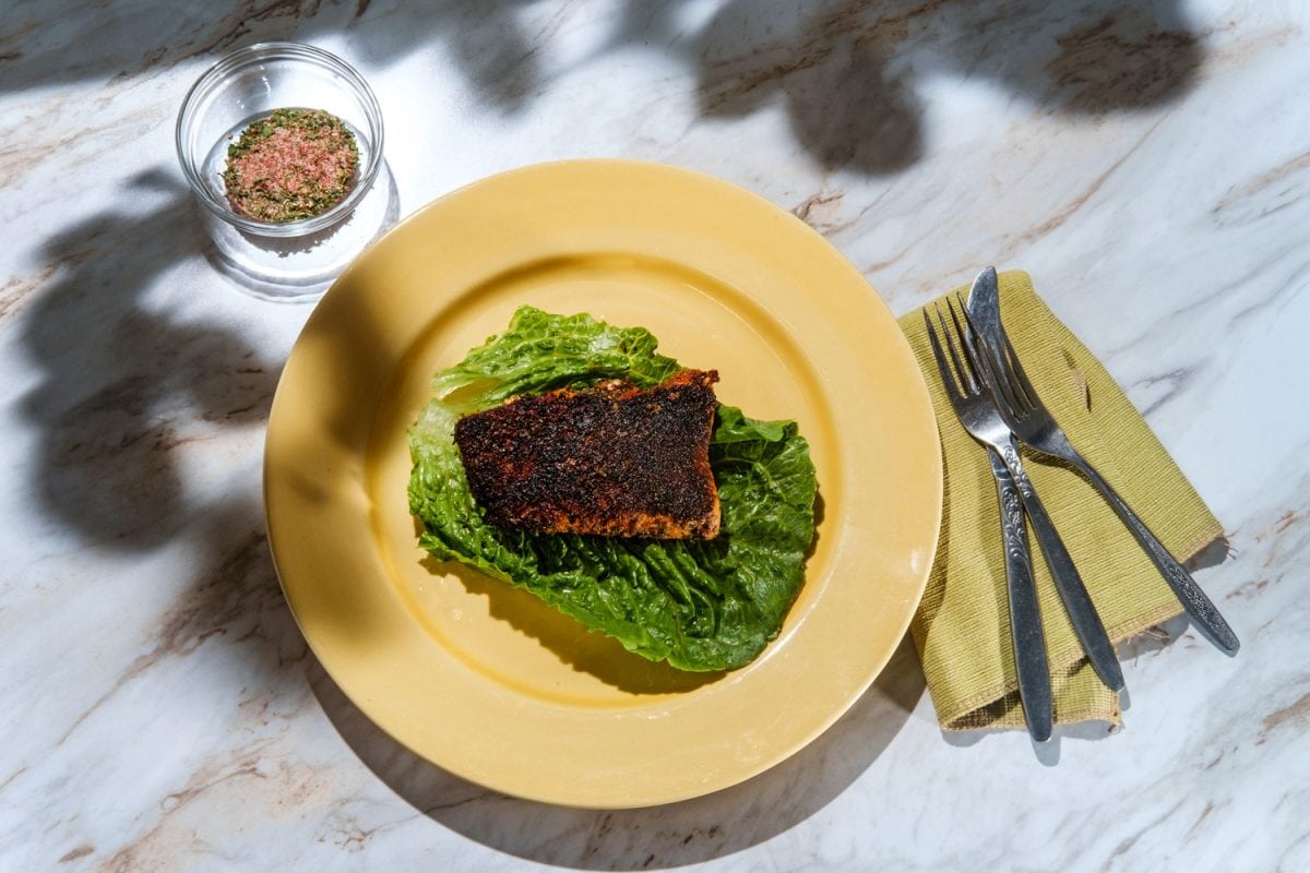 烤得恰到好处的三文鱼，底部有生菜＂width=