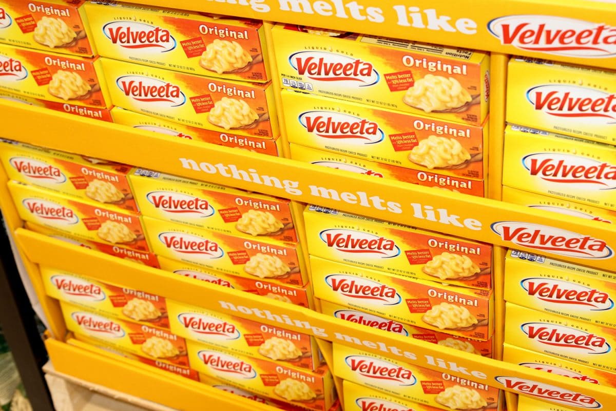 货架上摆满了Velveeta产品