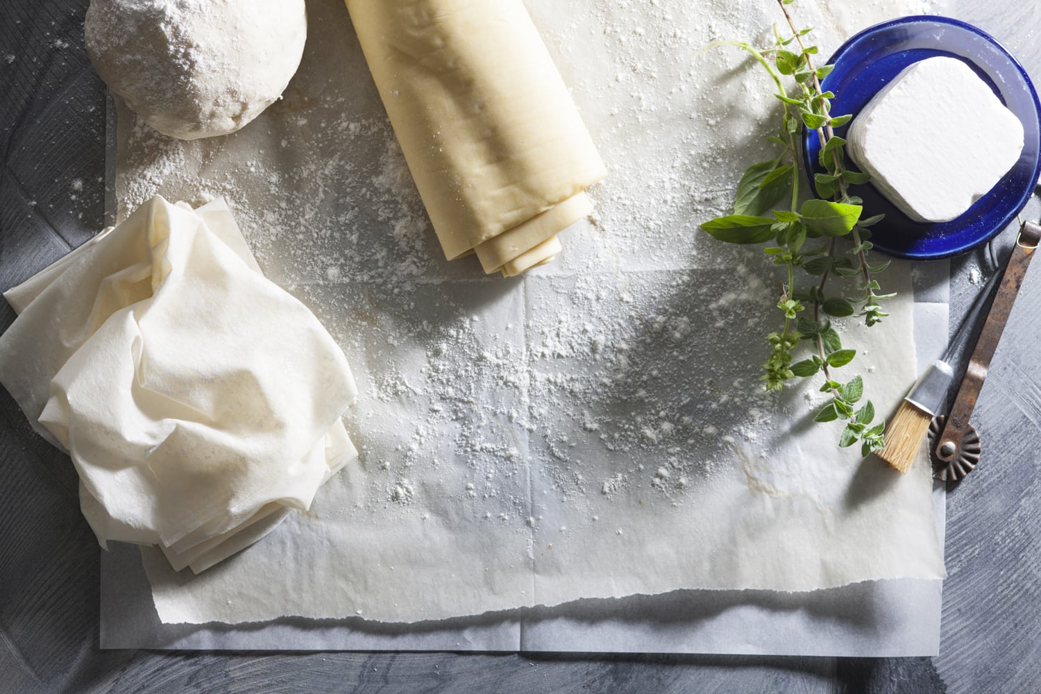 大气的形象burekas——一个松饼。从上面的工具和原料的观点。