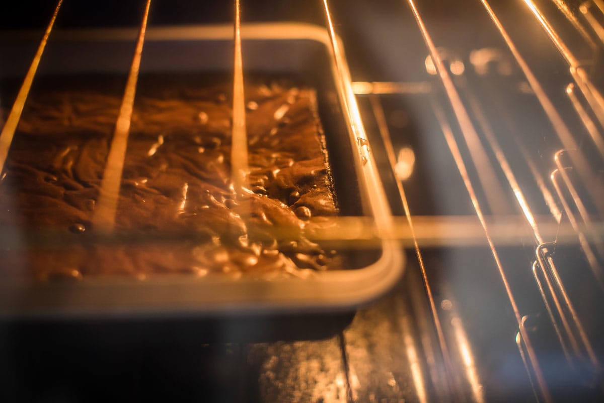 将布朗尼蛋糕混合物放入不粘锅中，放入烤箱中烘烤