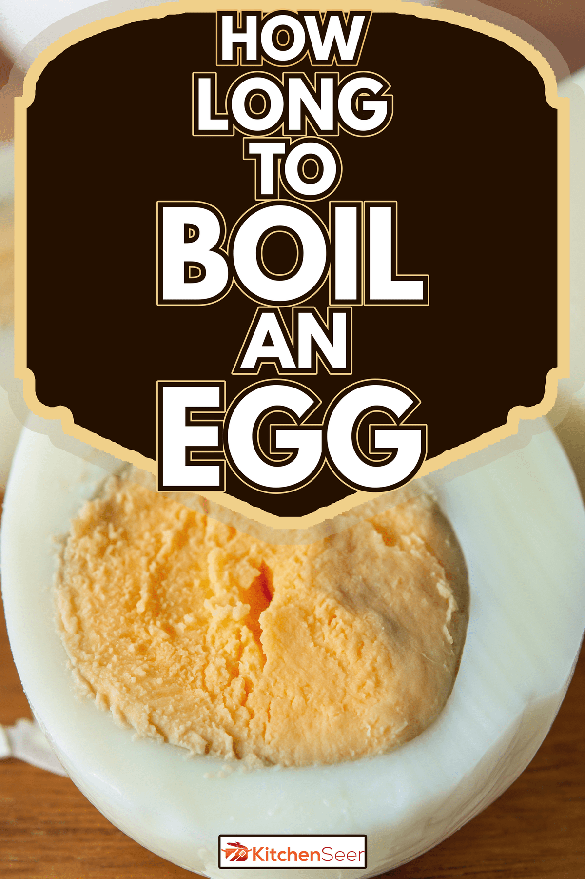 近一半割接煮坏煮鸡蛋木制板。周围的绿色黄色的鸡蛋在煮太久。煮鸡蛋高蛋白质饮食健康的零食。——多久煮鸡蛋(软、硬)