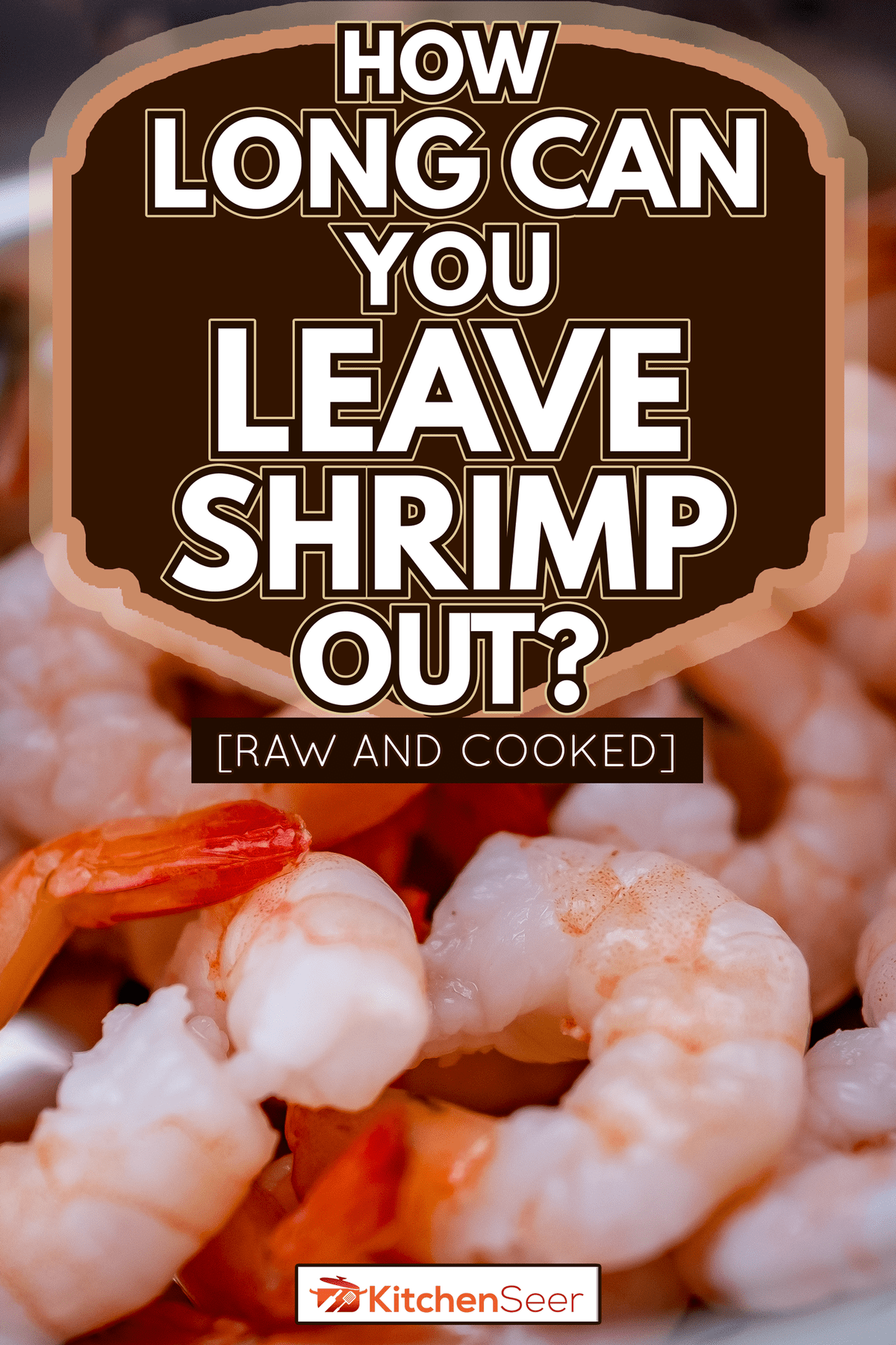 密切和选择性地关注在滤器中的生国王虾被清洗和冲洗，以制作家庭自制的咖喱虾-你能把虾放在外面多长时间[生的和熟的]