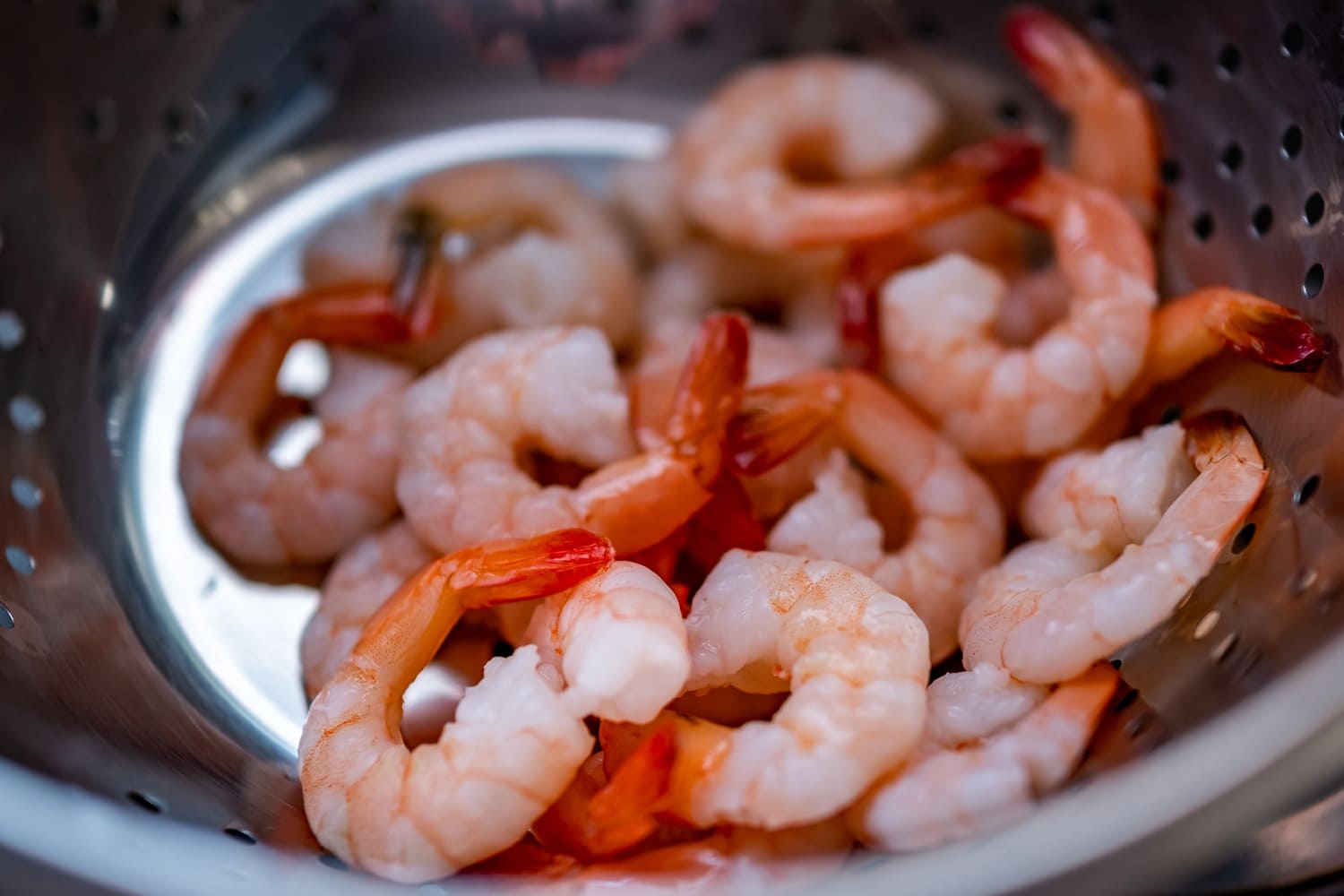 近距离和选择性的关注生国王虾在滤器被清洗和冲洗，使一个家庭自制的咖喱虾