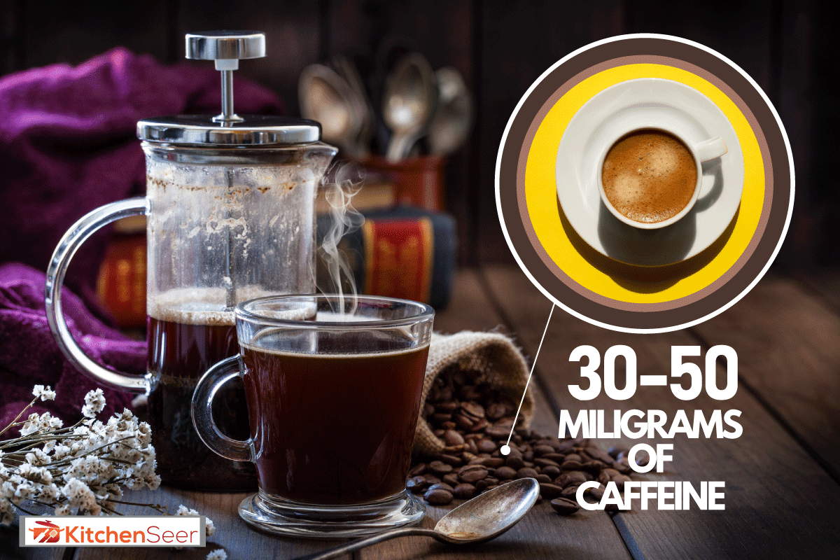 透明玻璃咖啡杯和咖啡法国媒体放在左边的一个乡村的木制桌子,哥伦比亚咖啡有更多的咖啡因吗?