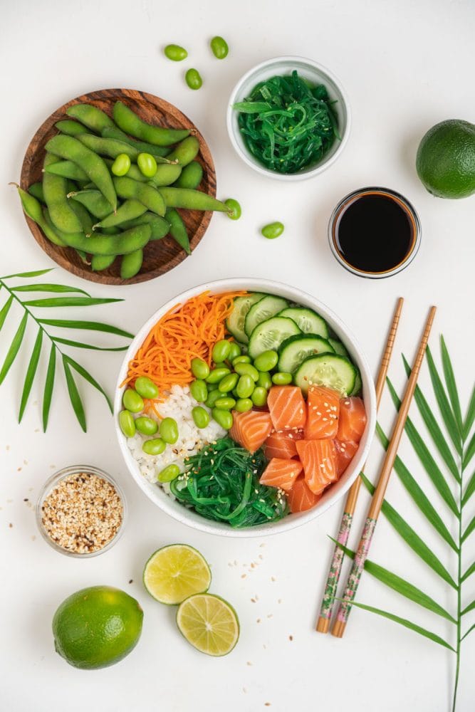 新鲜黄瓜和三文鱼饭下面