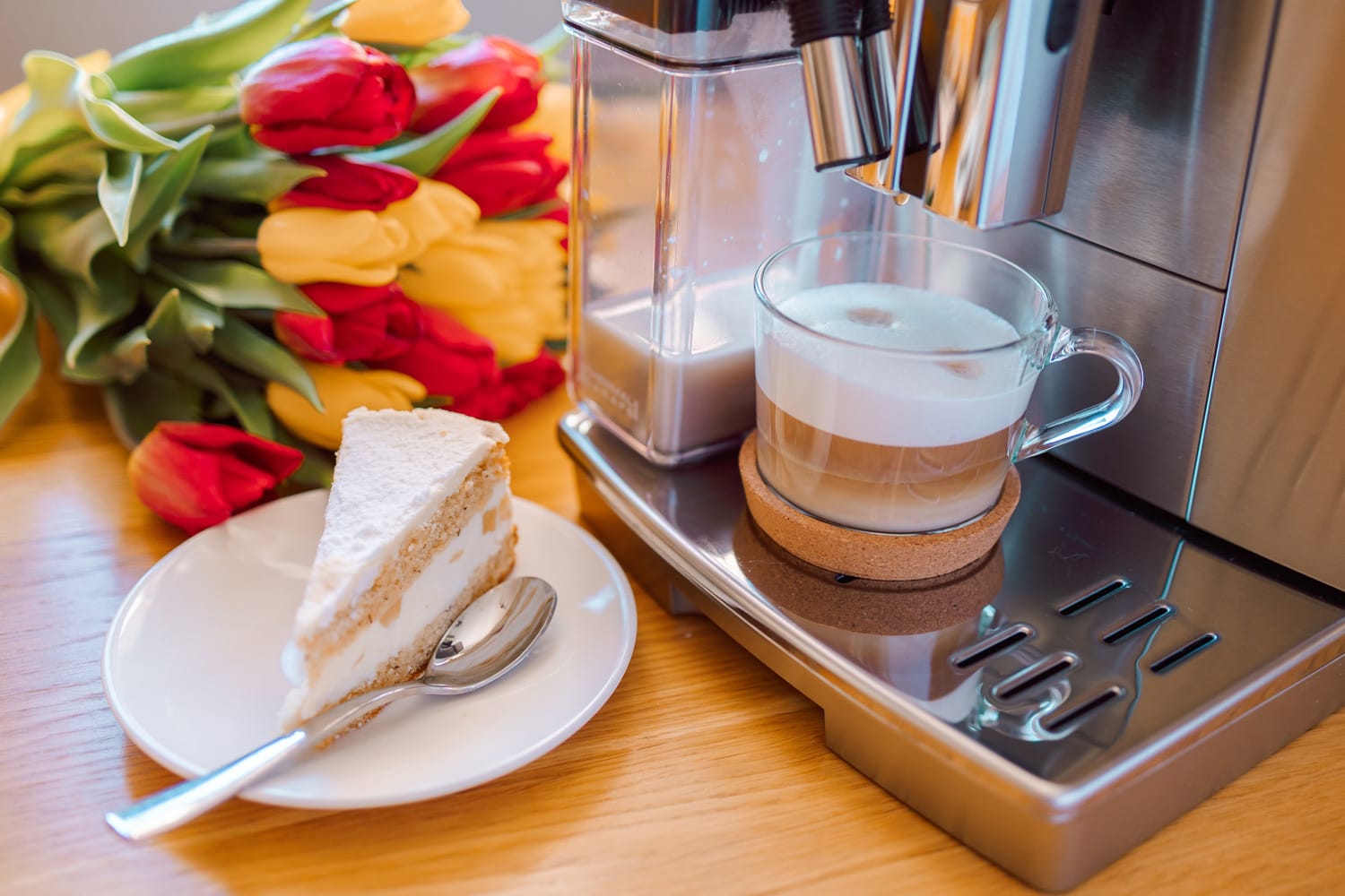 早餐用咖啡机现煮的卡布奇诺咖啡