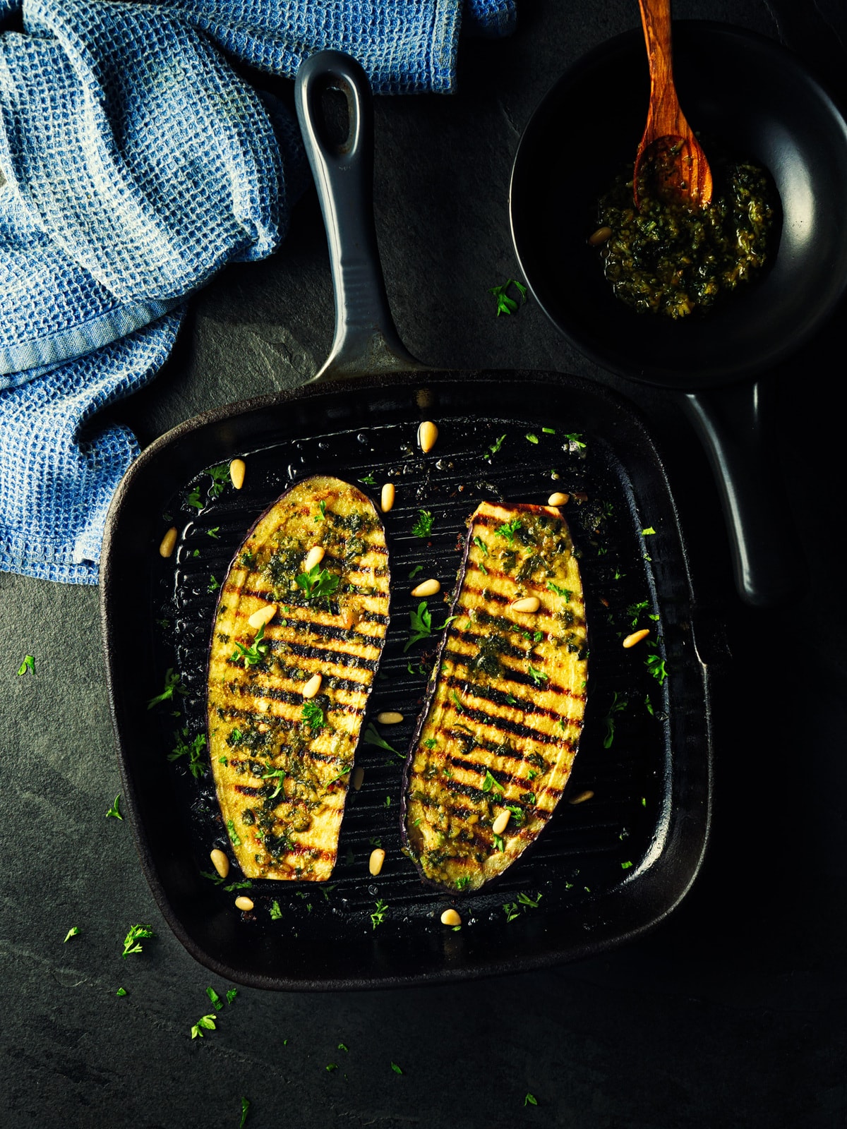 自制的新鲜绿色的香蒜酱汁牛排烤茄子和松子