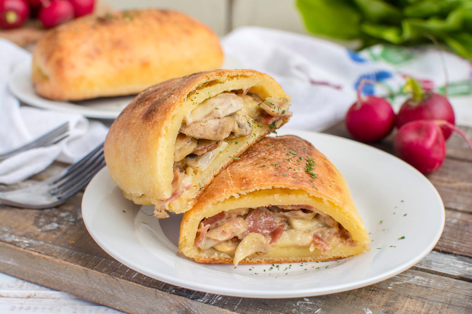 酮早餐热口袋熏肉和蘑菇馅